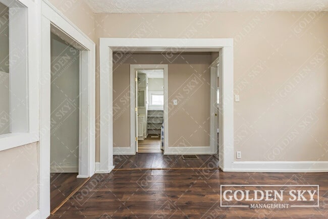 Building Photo - 409 S Celia Ave