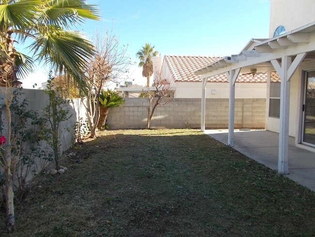 Building Photo - Comfort & Space in a Furnished Home