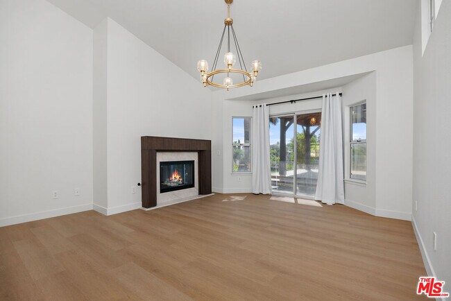 Building Photo - 655 Calle Ladera