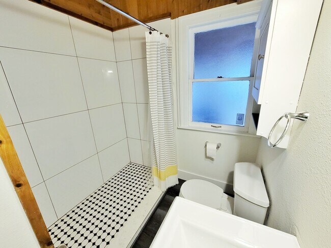Building Photo - St. Petersburg Pool Home - 3 Bedroom 2 Bath