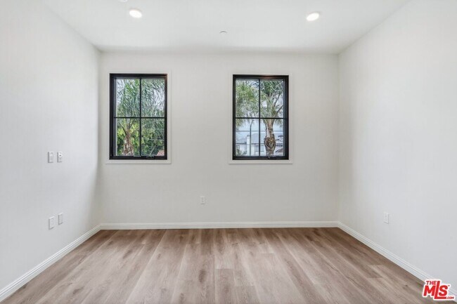 Building Photo - 951 S Wilton Pl
