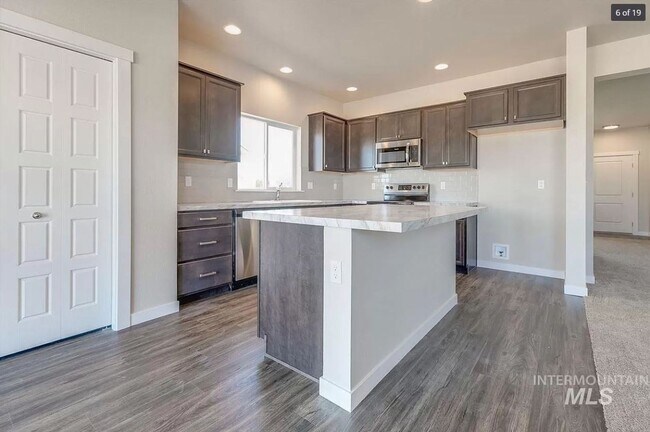 Building Photo - Spacious Home with Den!