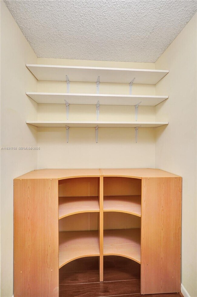 Building Photo - 9833 Westview Dr