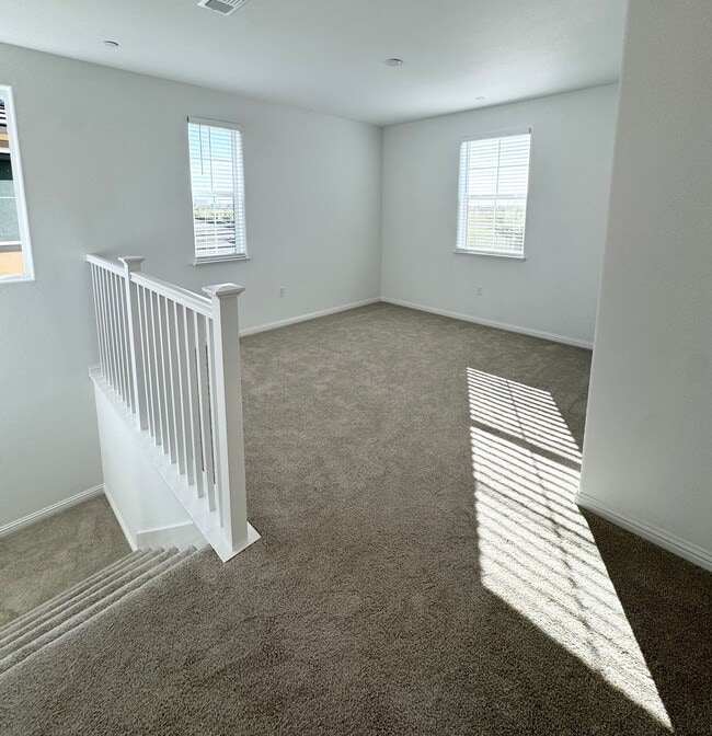 Building Photo - NEWER SOLAR HOME – 4 Bed / 3 Bath + Loft | 2,800 Sq Ft  SEE VIDEO