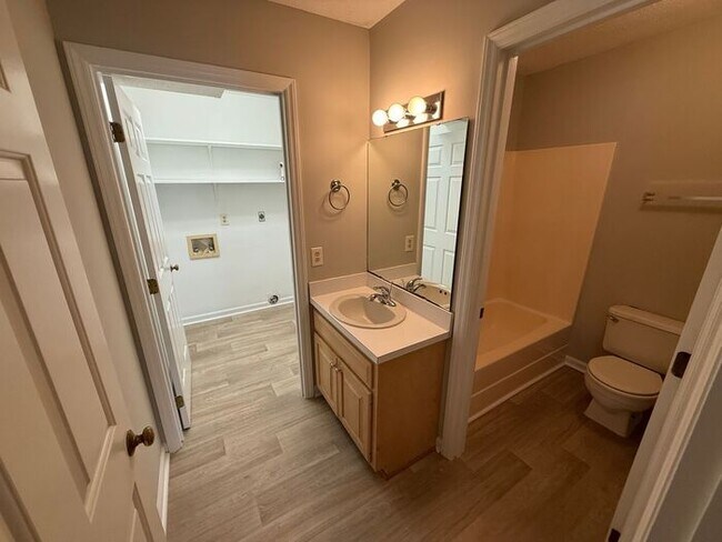 Building Photo - Beautiful Ranch style 3 Bed 2 Bath Home! Large Yard and 2 Car Garage!