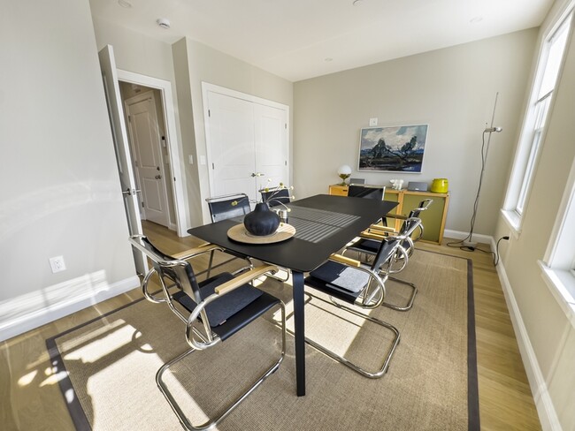 Building Photo - 40 Waverly St