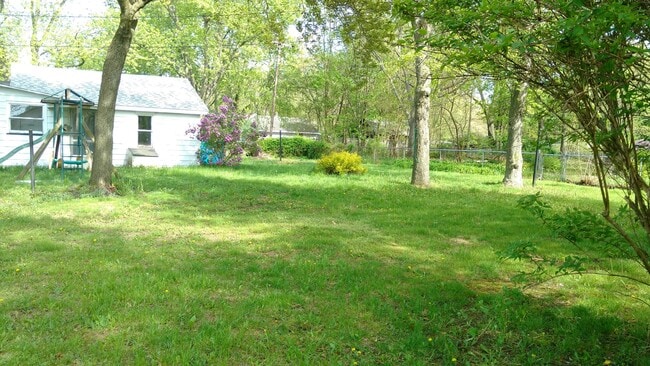 Building Photo - 1343 E. Broadway. House with basement and ...