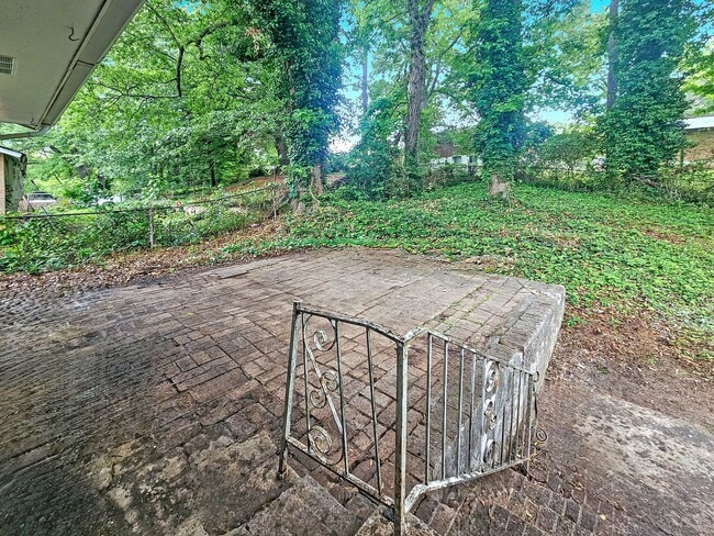 Building Photo - Spacious 4 Bedroom Home Near University Av...