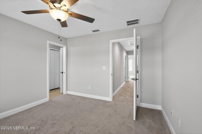 Building Photo - 244 Daydream Ave