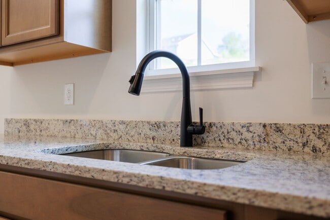 Building Photo - ONE-MONTH FREE RENT Move-Incentitive!!! Ne...