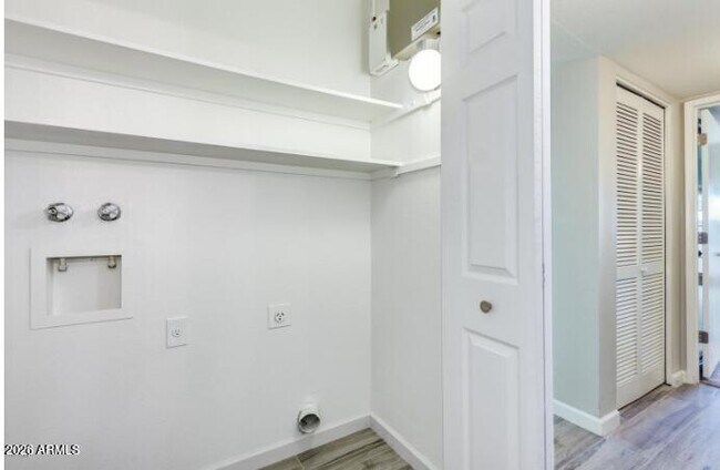 Building Photo - 2 E Loma Ln