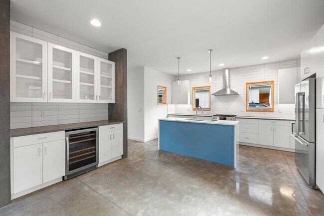 Building Photo - 2038 NE Morgan St. A