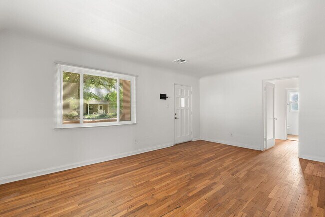 Building Photo - 136 Velarde Rd NW