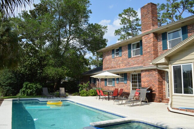 Building Photo - 7540 Hollyridge Rd