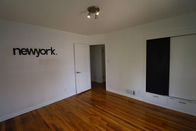 Building Photo - 360 N SF