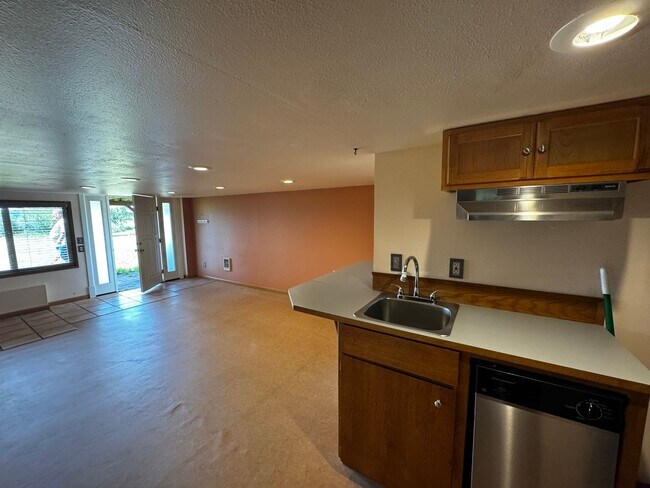 Building Photo - 2 Bedroom + Bonus Room + Loft Hansville Ho...