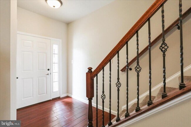 Building Photo - 20 Delano Dr