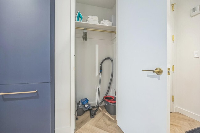 Building Photo - 980 6th Ave