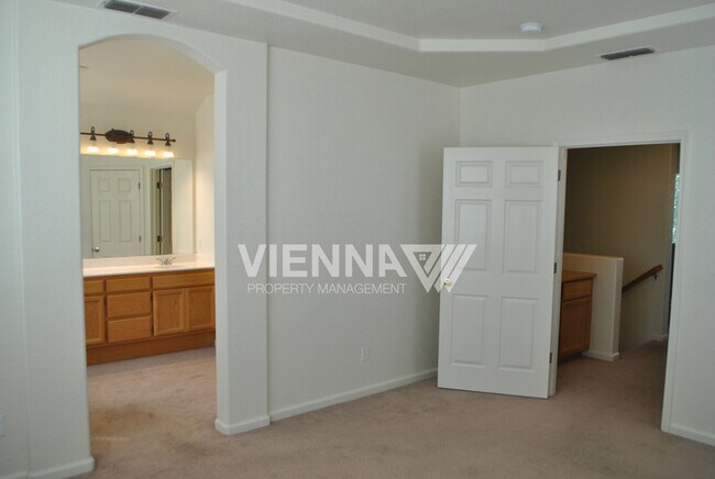 Building Photo - 7956 Robinson Dr