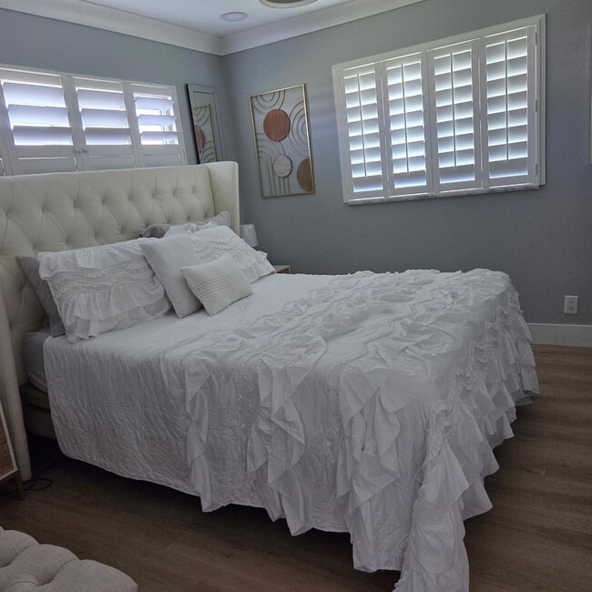 Building Photo - 300 SW Golfview Terrace