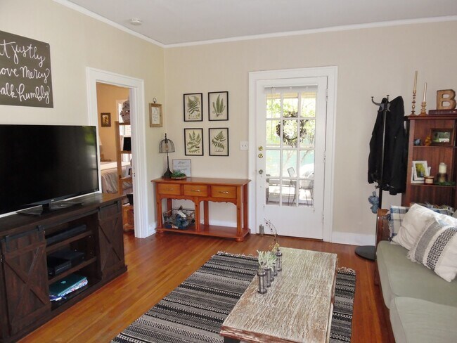 Building Photo - Bungalow in Mistletoe Heights!