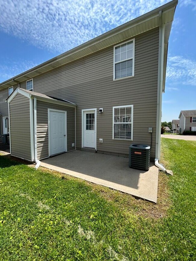 Building Photo - 2 Bed, 1.5 Bath Townhome *Near Fort Campbell*
