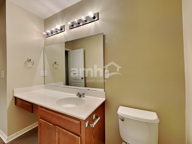 Building Photo - 8821 Shadowglen Dr