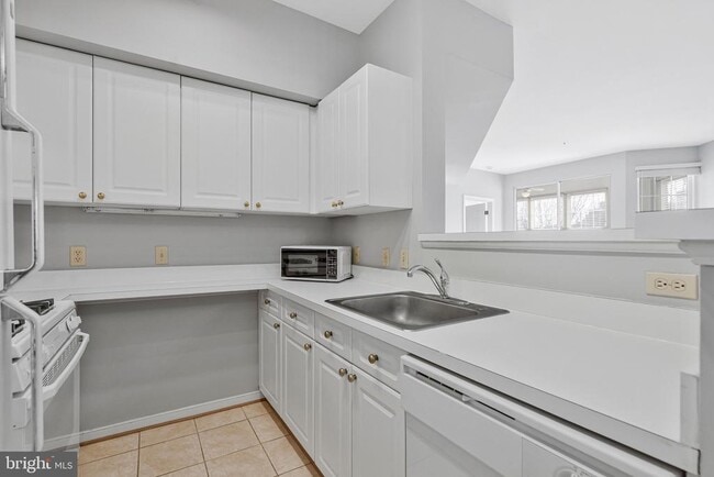 Building Photo - 1625 International Dr