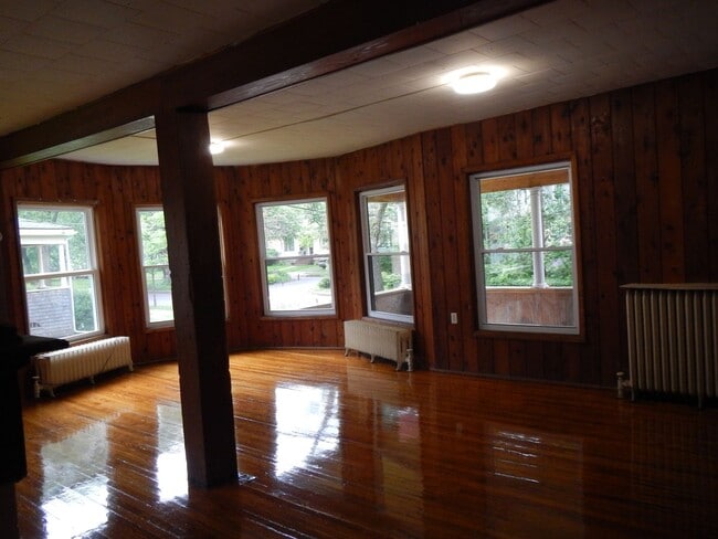 Building Photo - AVAILABLE 6/1/26 - Large House Available O...