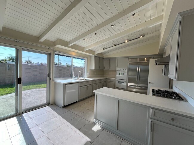 Building Photo - Lovely Home with 3 bedrooms, 2 bath plus o...
