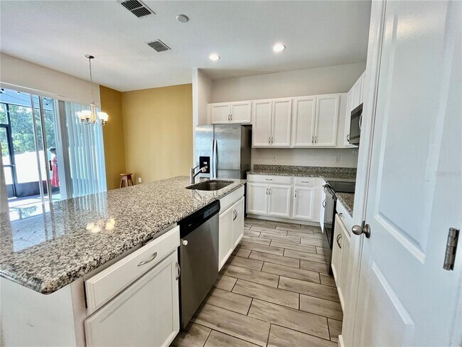 Building Photo - 421 Disa Dr