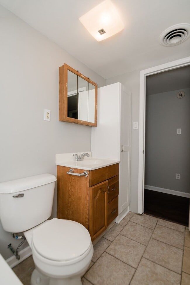 Building Photo - 3 Bedroom / 1 Bathroom Home for Rent in Crown Point