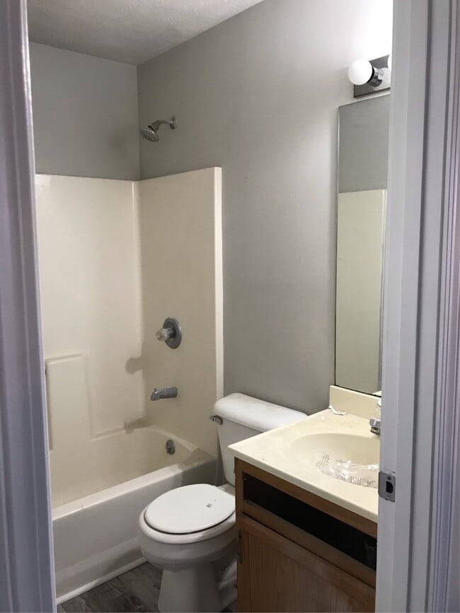 Building Photo - 127 Karen Ct