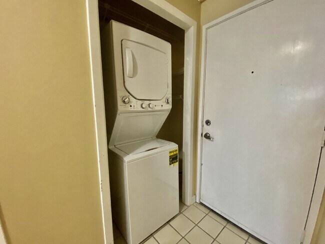 Building Photo - Top-Floor 2 Bedroom / 2 Bath Condo in The Meridian – Gated Community!