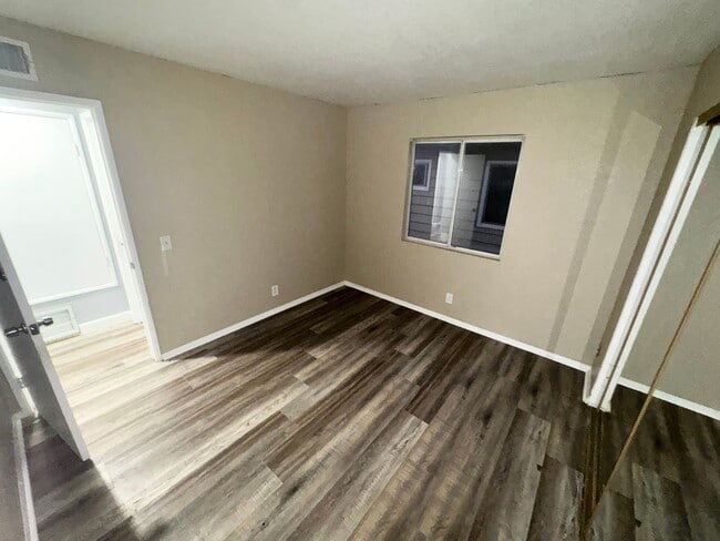 Building Photo - Spacious 3 Bedroom Home