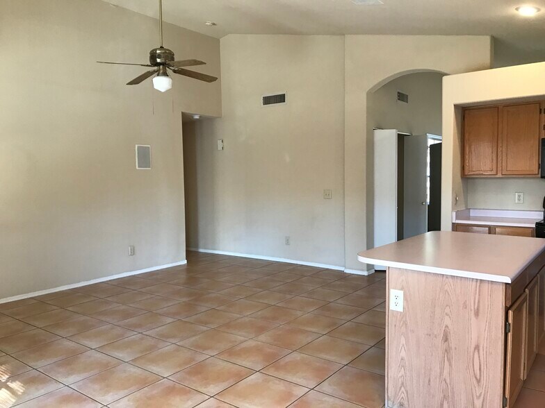 Building Photo - 741 W Hackamore St