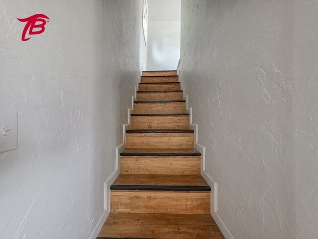 Building Photo - Spacious Split-Level 4-Bedroom Home with T...