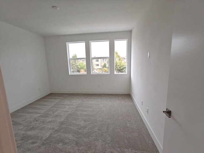 Building Photo - 259 Montague Expy