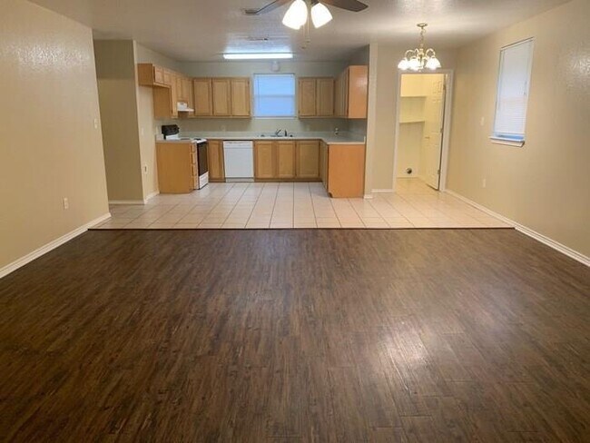 Building Photo - Granbury 3/2/2 coming soon!!