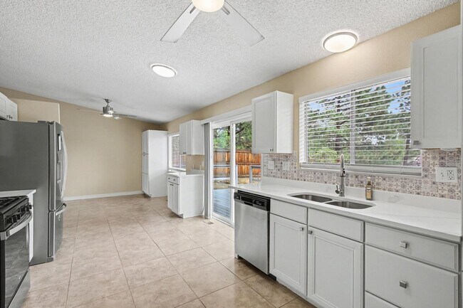 Building Photo - 2720 Northridge Dr