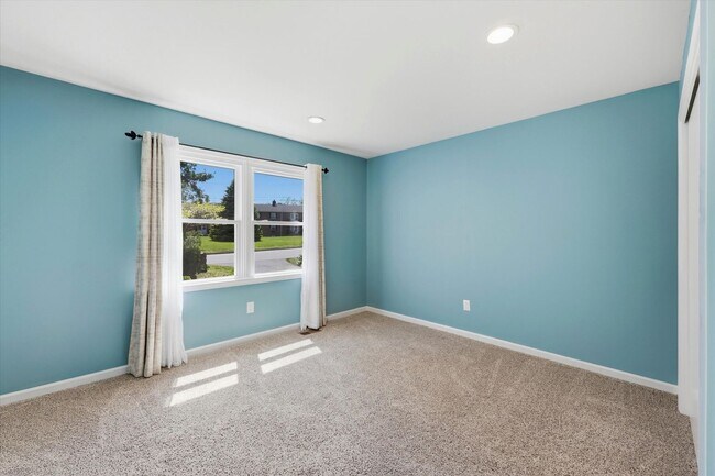 Building Photo - 3B/2.5B Single Family Home In West Chester With Private Back Yard!
