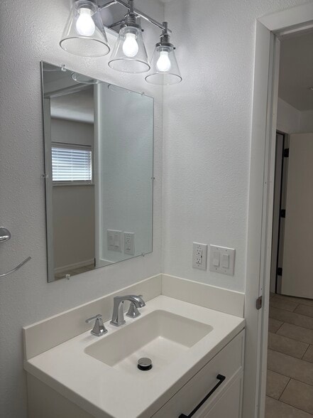 bathroom #2 - 690 Avenue C SE