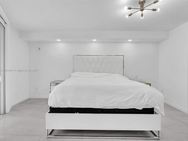 Building Photo - 9821 E Bay Harbor Dr