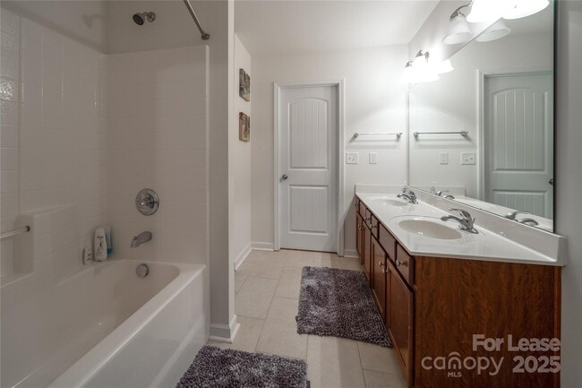 Building Photo - 4938 El Molino Dr