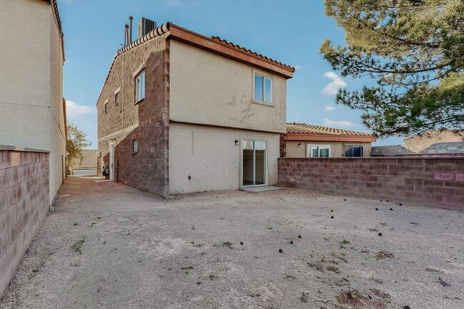 Building Photo - 4 bedroom 2.5 bath home in East El Paso!