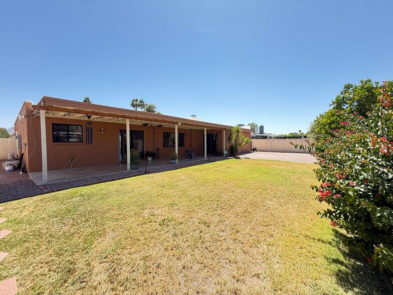 Large Yard - 2816 E Laurel Ln