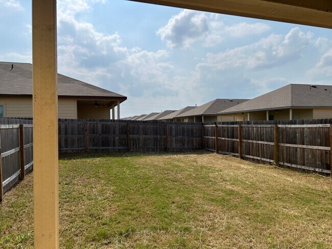 Building Photo - Luxury 3/2 Duplex in Seguin, Texas