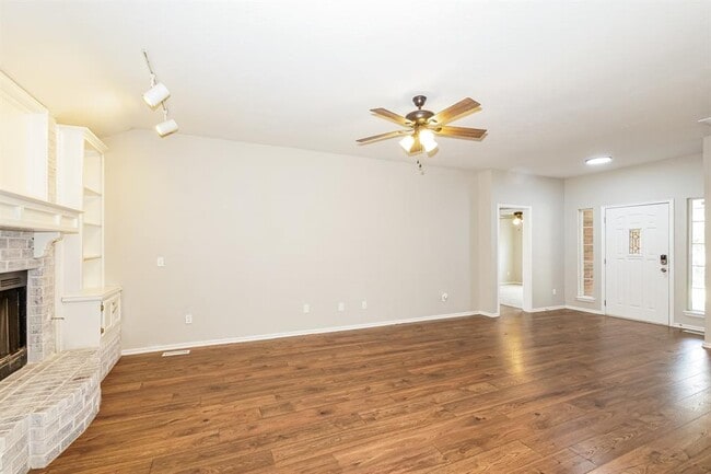 Building Photo - 703 Badger St NE