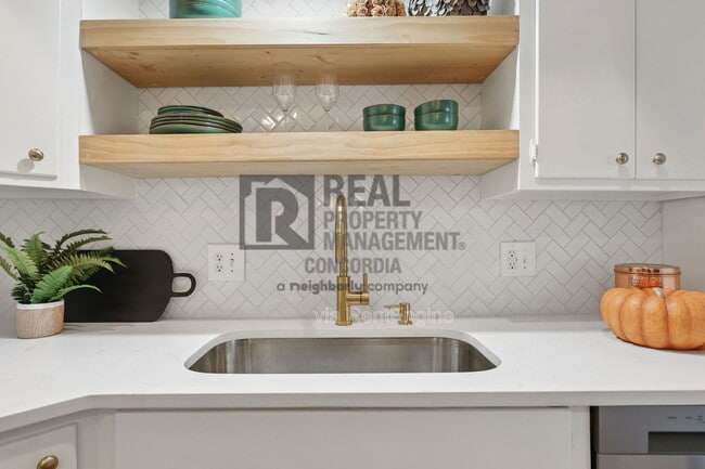 Building Photo - 5025 Hillsboro Pike