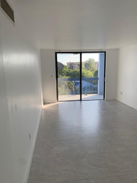 Building Photo - 9460 Fontainebleau Blvd